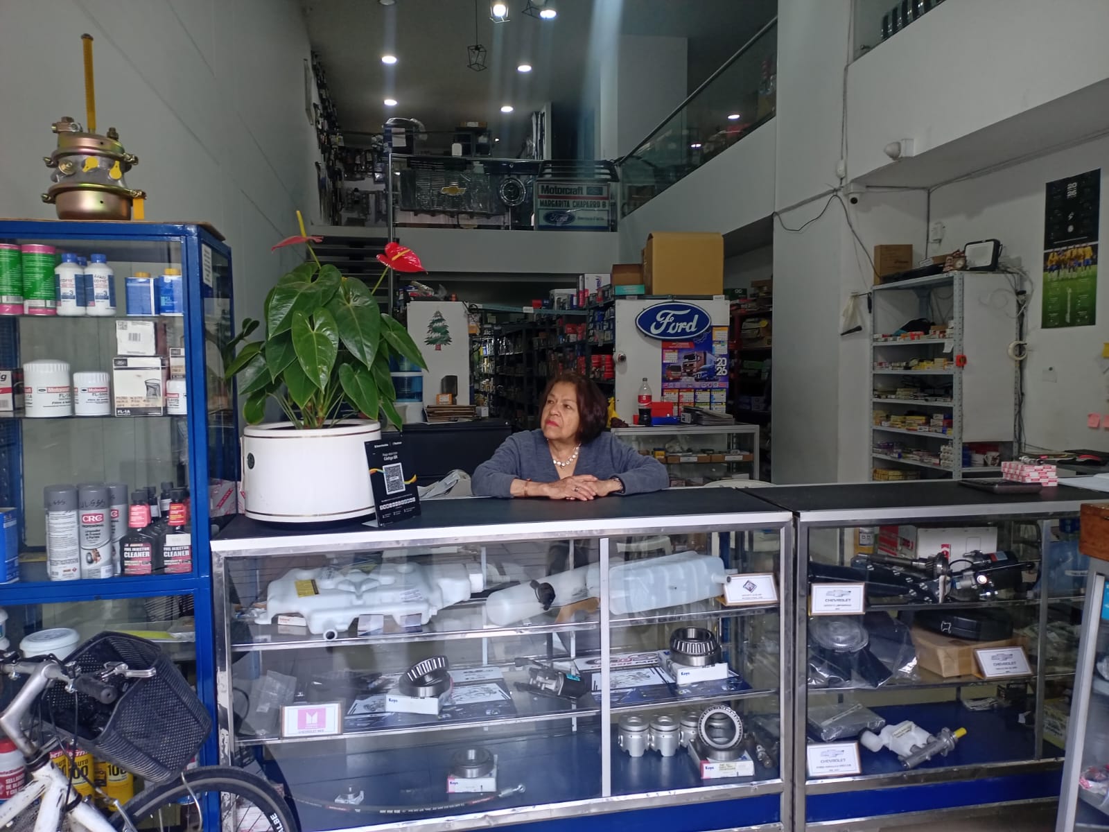 Margarita Chaparro B. en el nuevo almacén de la Calle 13, Repuestos MCHB 2023